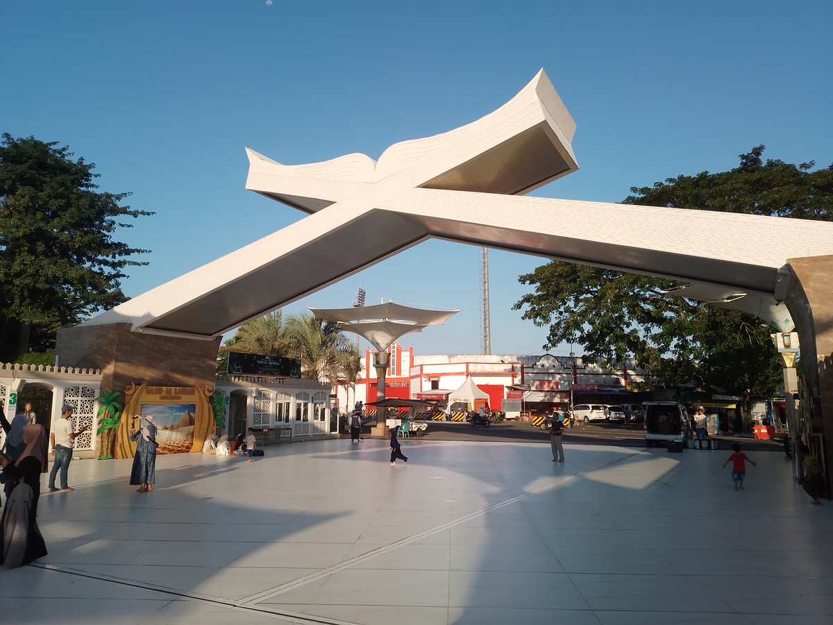 Fahmi Reza profile background